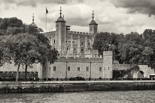 London, River Thames: His Majesty’s Royal Palace and Fortress of the Tower of London.