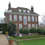 Couple to take legal action in Hampstead café row – BBC