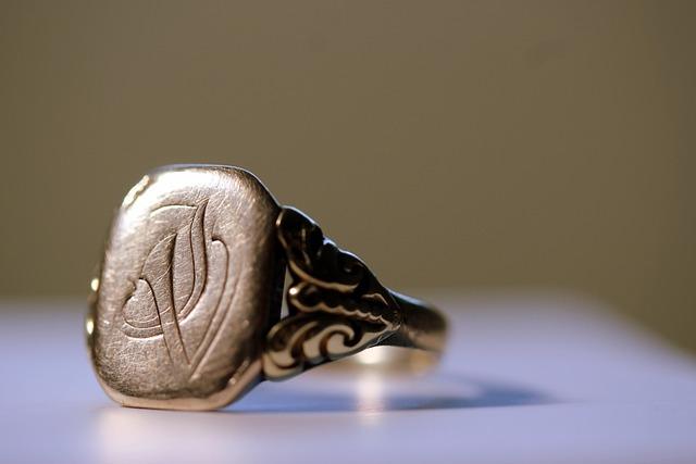John Wayne’s personal signet ring up for auction in London – Daily Express