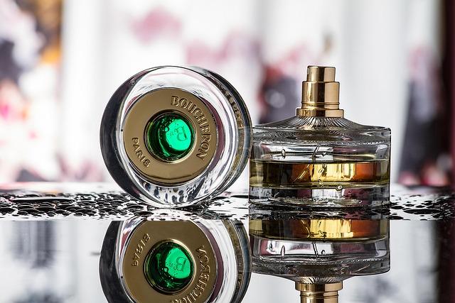 Moment prolific shoplifter steals bottles of perfume in central London – London Evening Standard