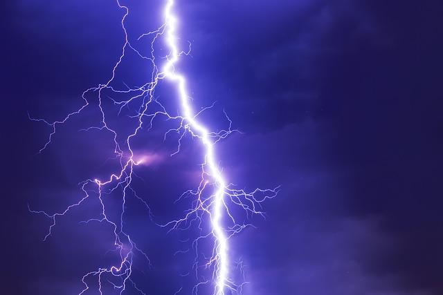 Dramatic thunderstorm hits London with lightning strike ‘starting fire’ at property as heat alert extended – London Evening Standard